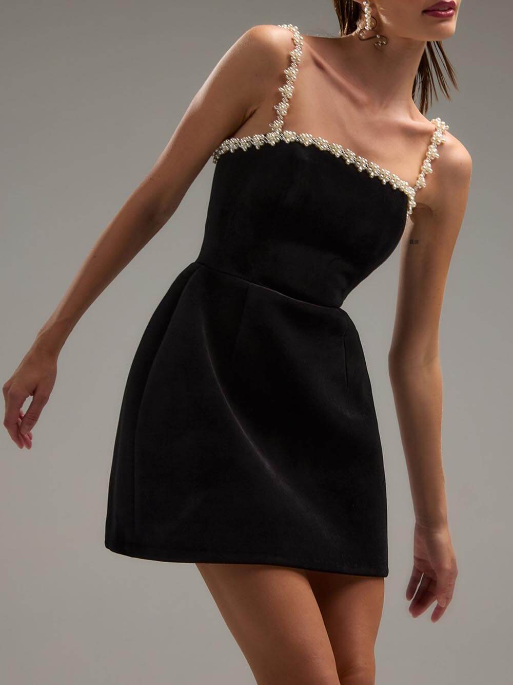 Klassisches Minikleid im Tulpenstil mit süßen Perlenbesatzträgern und Taschen