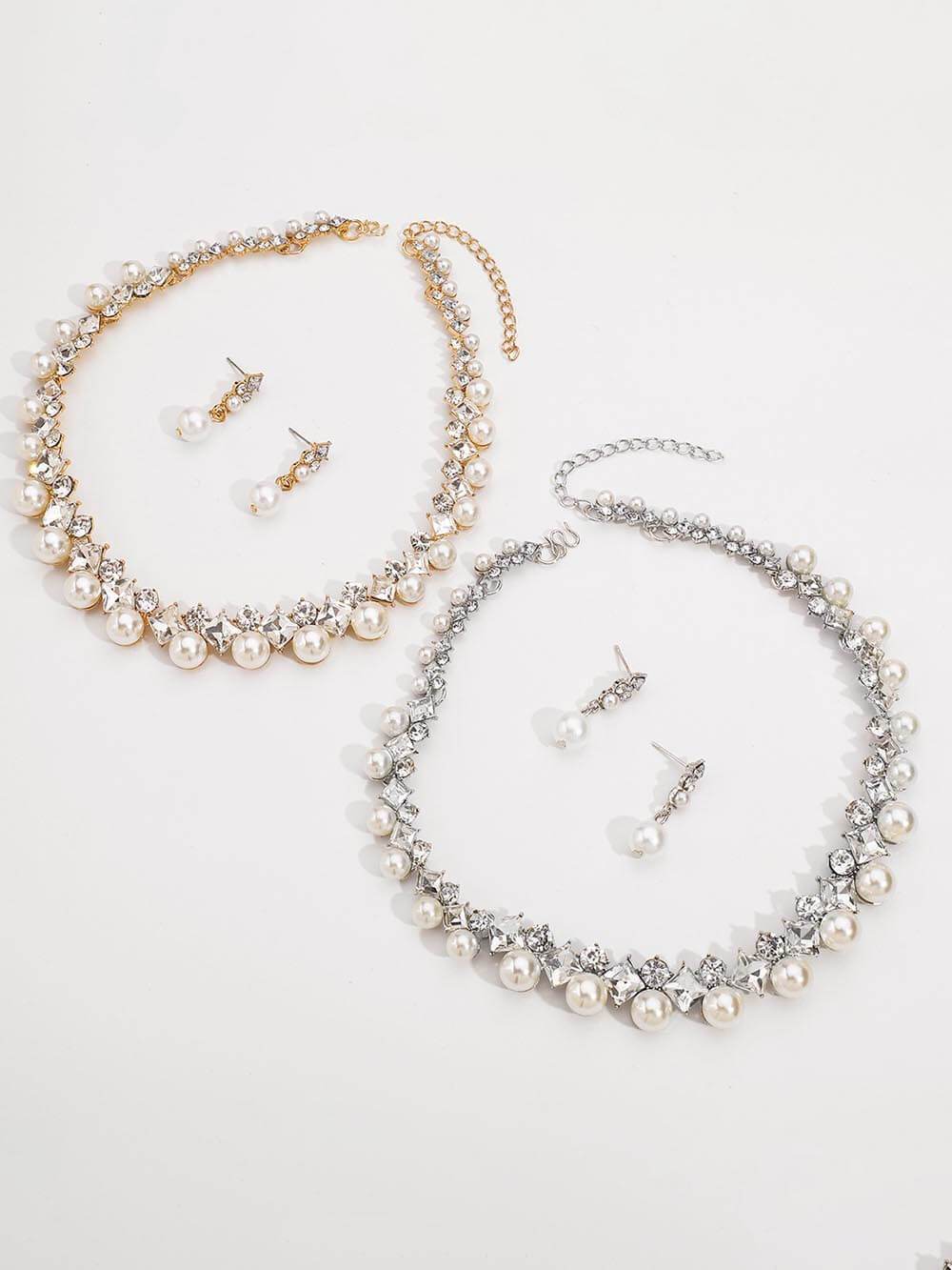 Elegantes Set aus Halskette und Perlenohrringen aus Barocklegierung