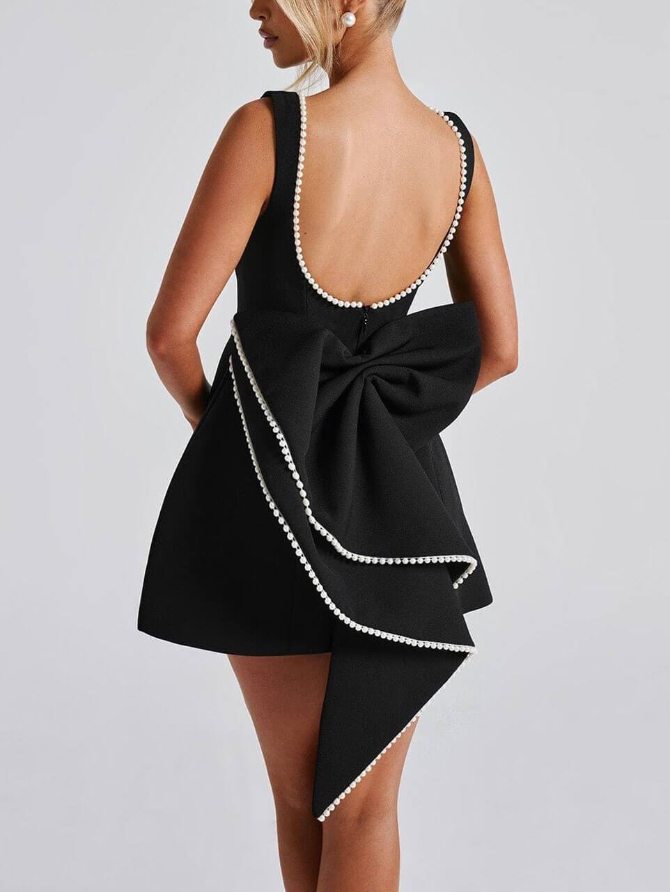 Elegantes, tailliertes Minikleid mit Perlenschleife