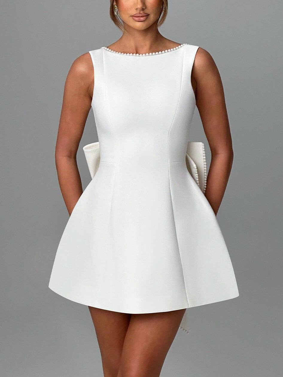 Elegantes, tailliertes Minikleid mit Perlenschleife