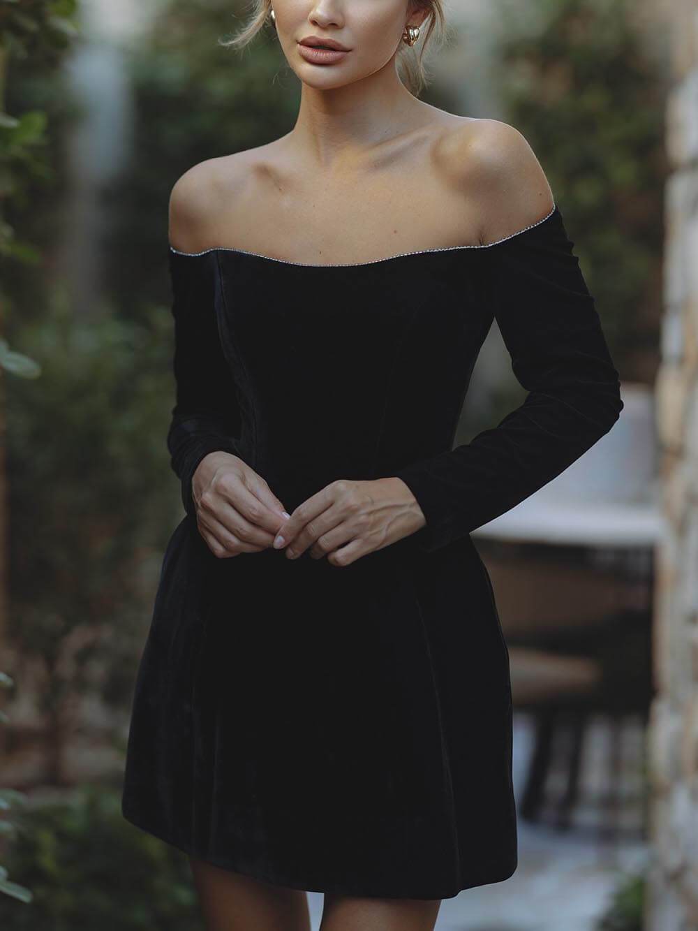 Exquisites schulterfreies Minikleid mit langen Ärmeln und Taschen und Glitzerbesatz