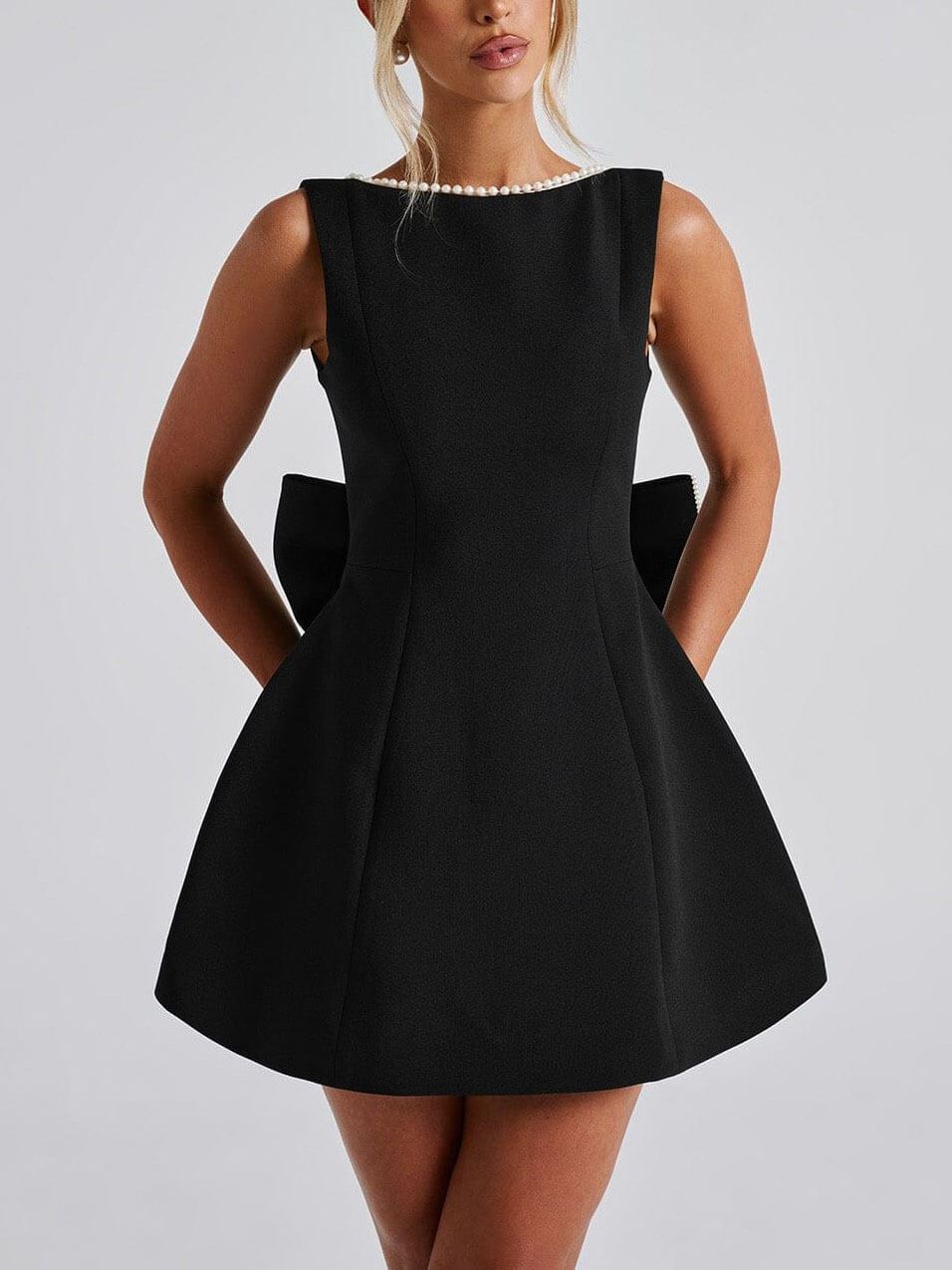 Elegantes, tailliertes Minikleid mit Perlenschleife
