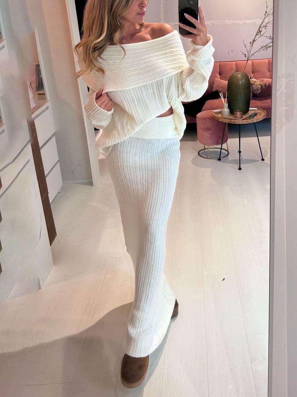 Lässiges Set aus schulterfreiem, langärmligem Pullover aus Rippstrick und Stretch-Maxirock