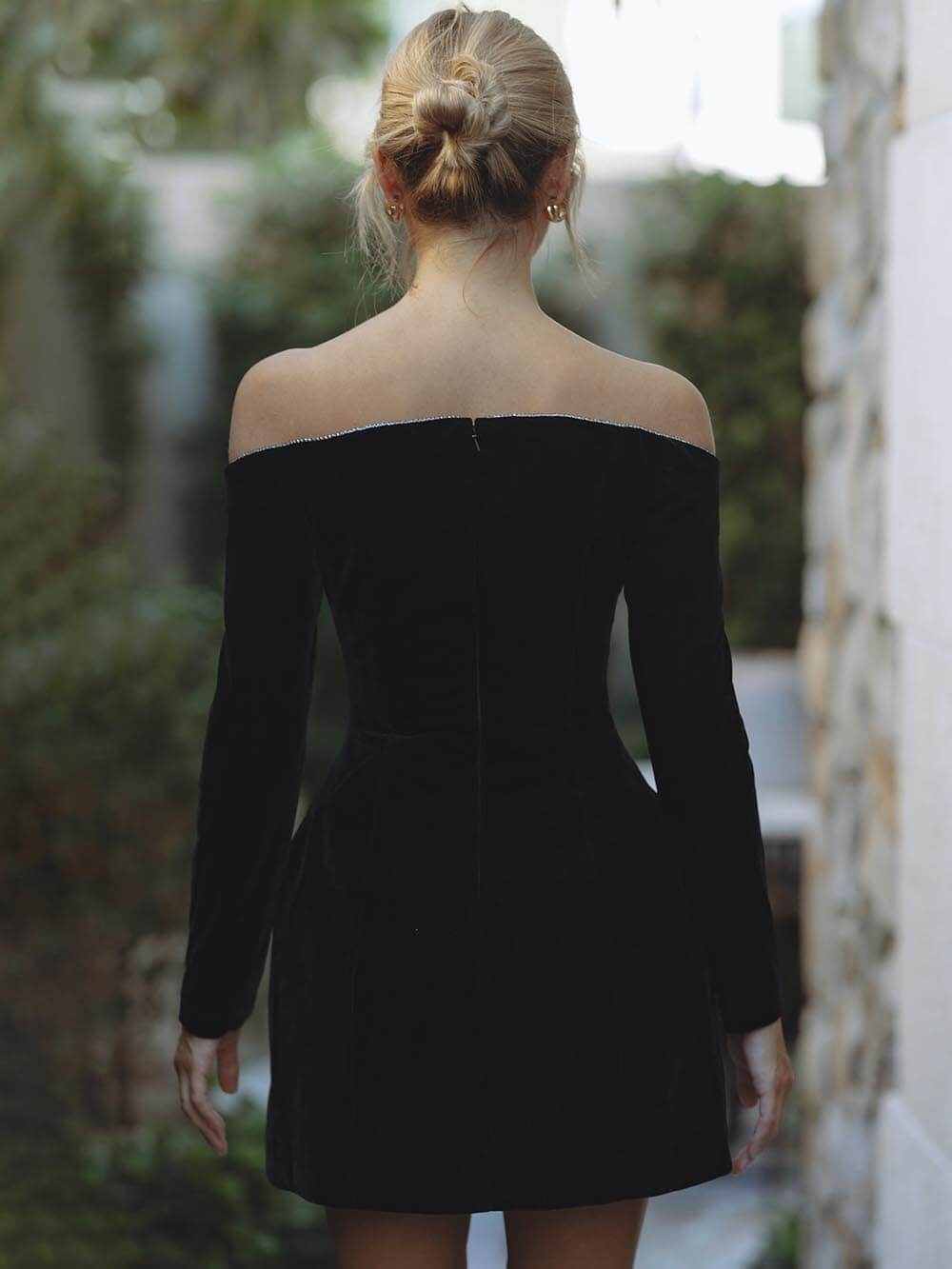 Exquisites schulterfreies Minikleid mit langen Ärmeln und Taschen und Glitzerbesatz