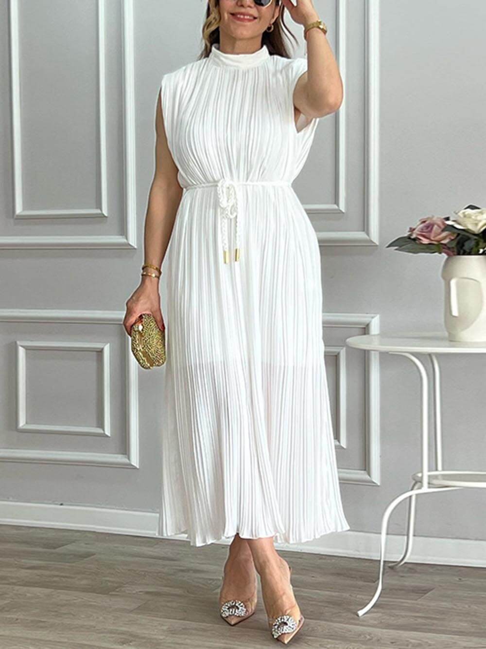Robe mi-longue plissée élégante à col mi-haut et à nouer