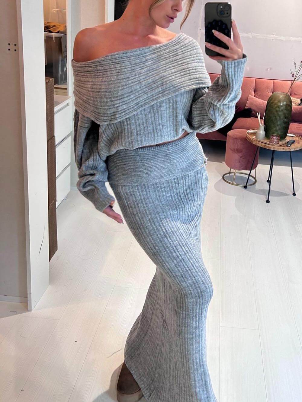 Lässiges Set aus schulterfreiem, langärmligem Pullover aus Rippstrick und Stretch-Maxirock