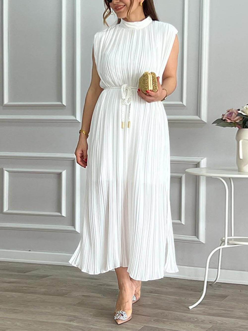 Robe mi-longue plissée élégante à col mi-haut et à nouer