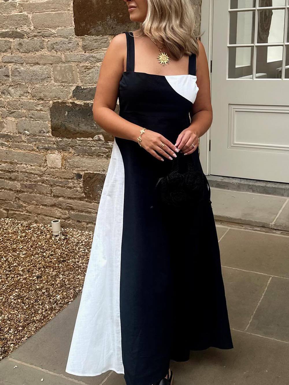 Schlichtes Maxikleid mit Slingback und Smokarbeit in Kontrastfarbe