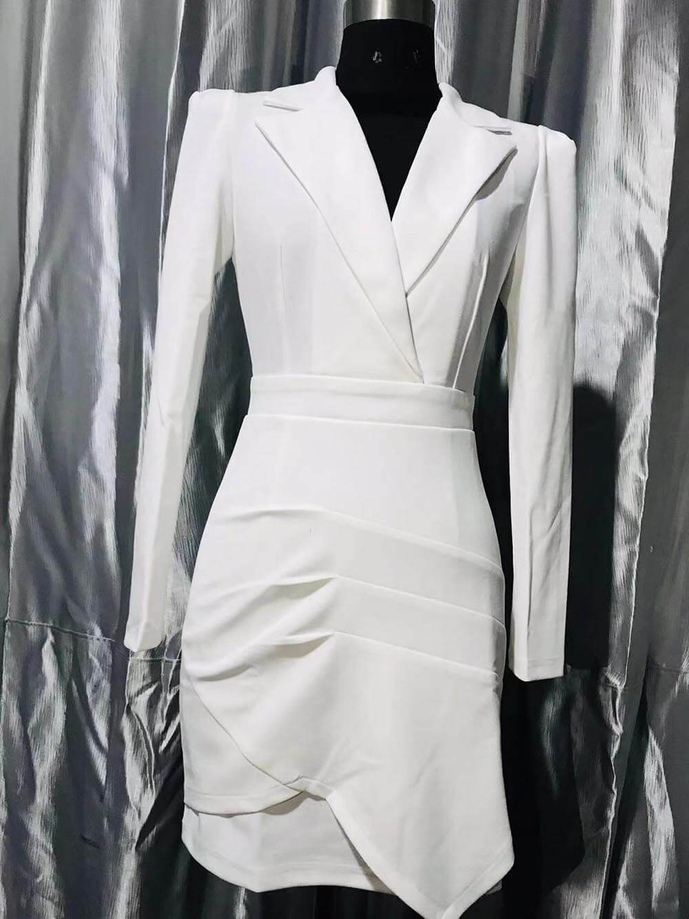 Klassisches, unregelmäßig plissiertes Slim-Fit-Minikleid mit Anzugkragen (ohne Gürtel)
