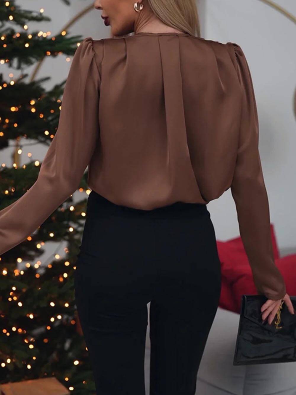 Elegantes Langarmhemd aus Satin mit V-Ausschnitt und Blumenverzierung
