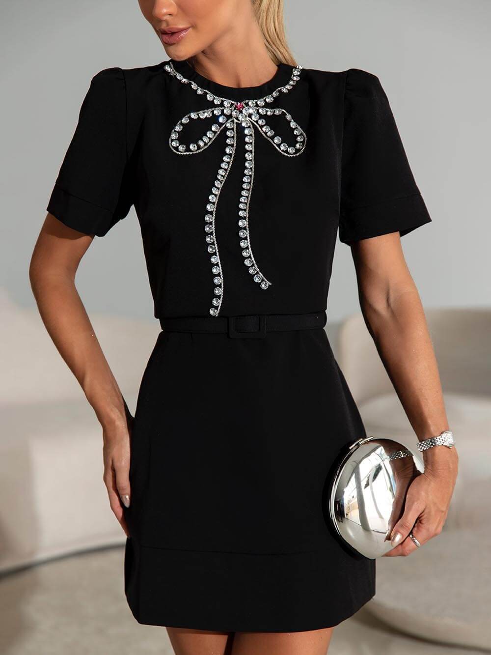Elegantes Minikleid mit Pailletten und Schleife