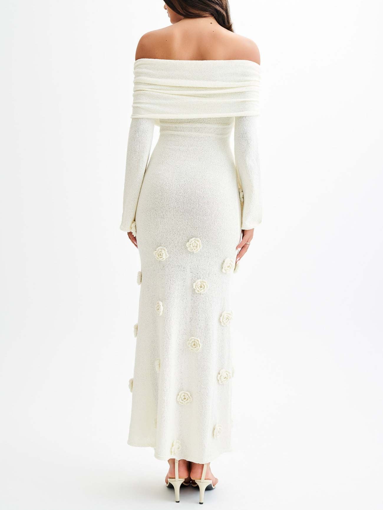 Elegantes schulterfreies Maxikleid aus Strick in Rosenoptik