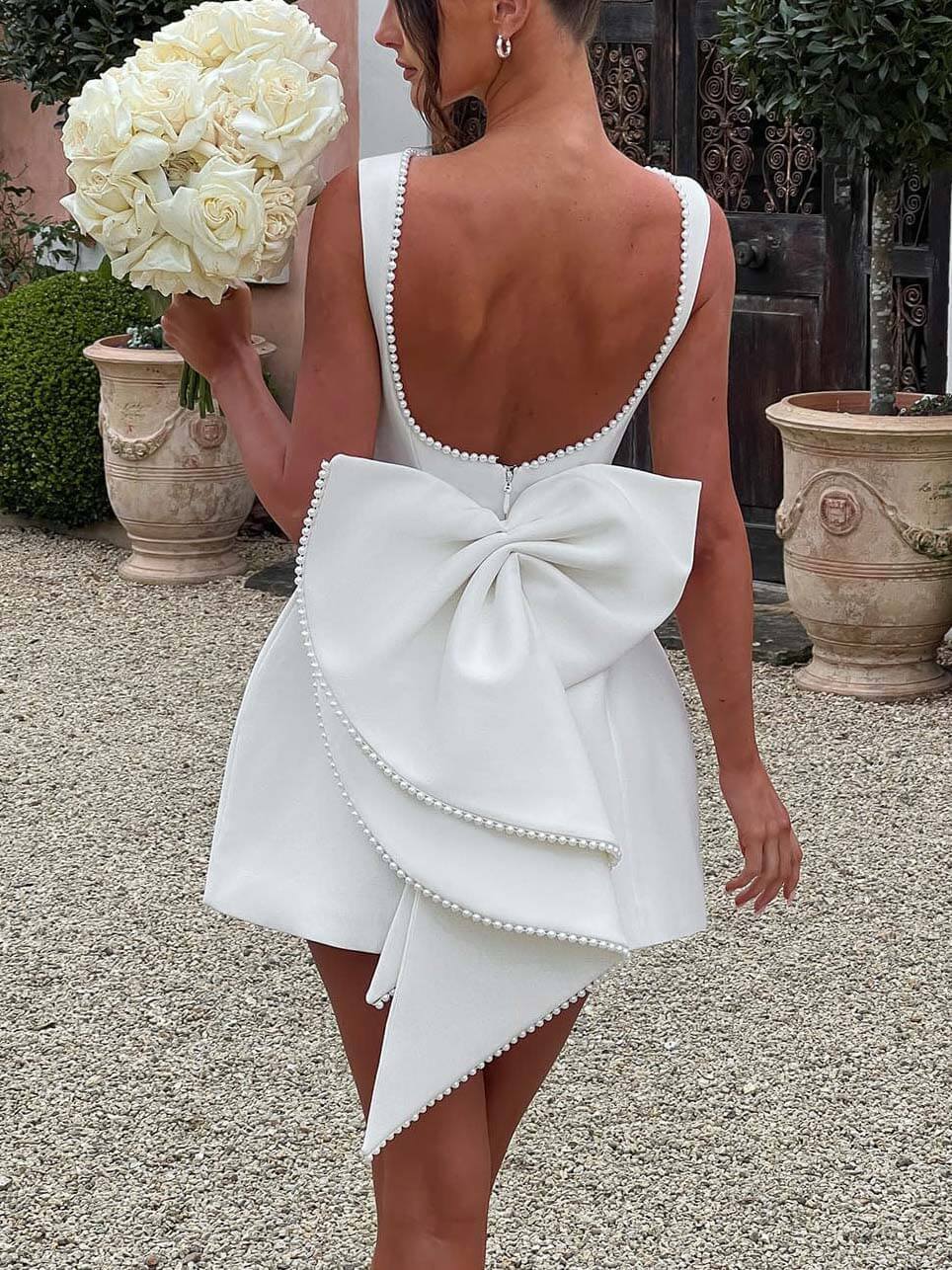 Elegantes, tailliertes Minikleid mit Perlenschleife