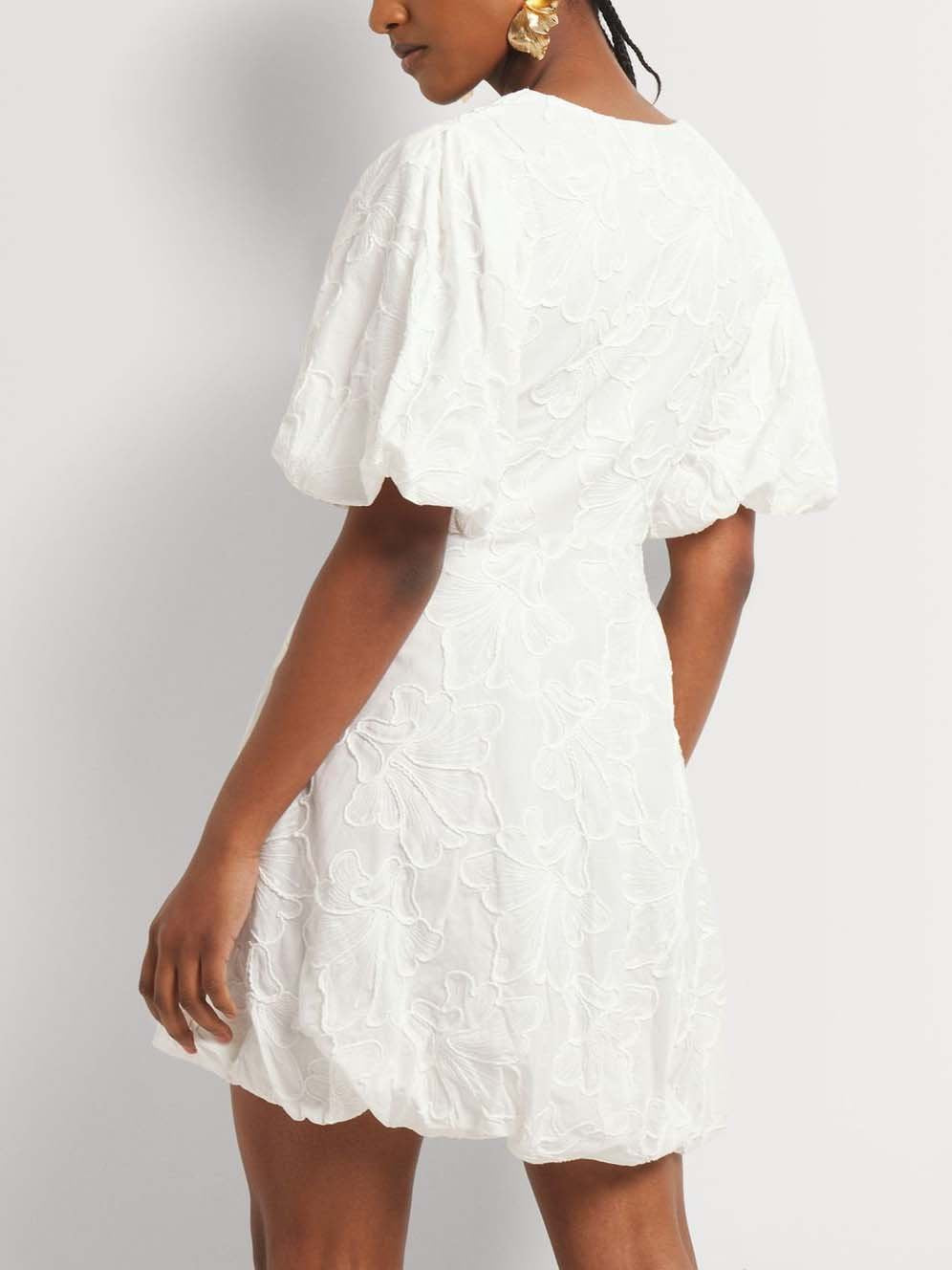 Elegantes Minikleid mit V-Ausschnitt und bestickten Puffärmeln