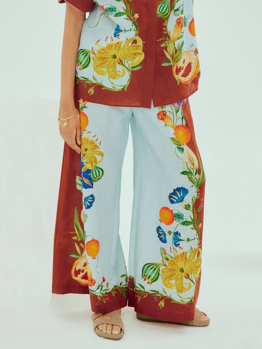 Sunny Hose mit weitem Bein und Blumendruck