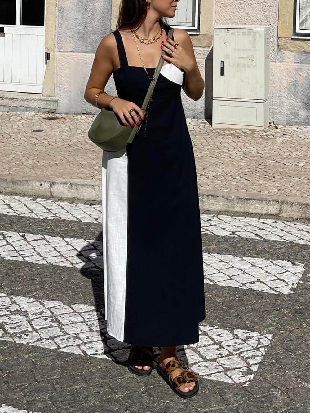 Schlichtes Maxikleid mit Slingback und Smokarbeit in Kontrastfarbe