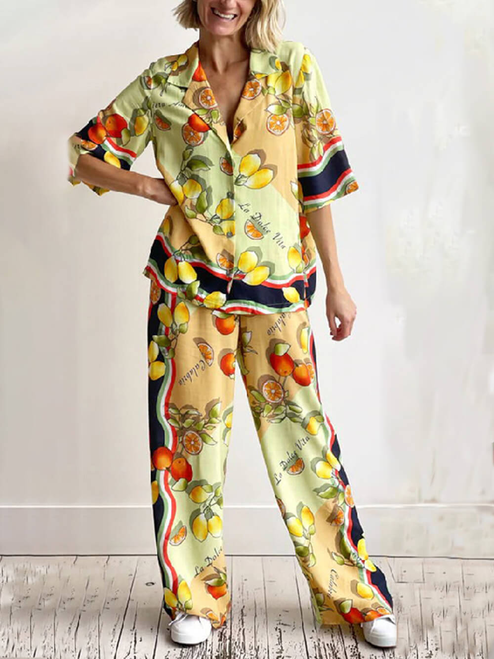 Moderne Hose mit mittelhohem Bund und weitem Bein im Zitronen-Print