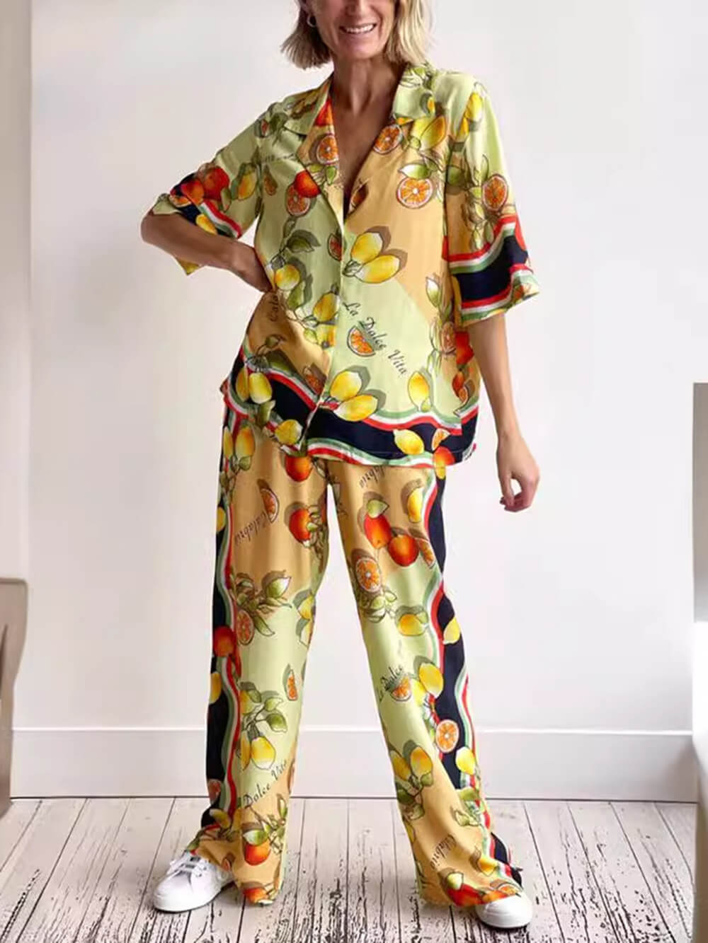 Moderne Hose mit mittelhohem Bund und weitem Bein im Zitronen-Print