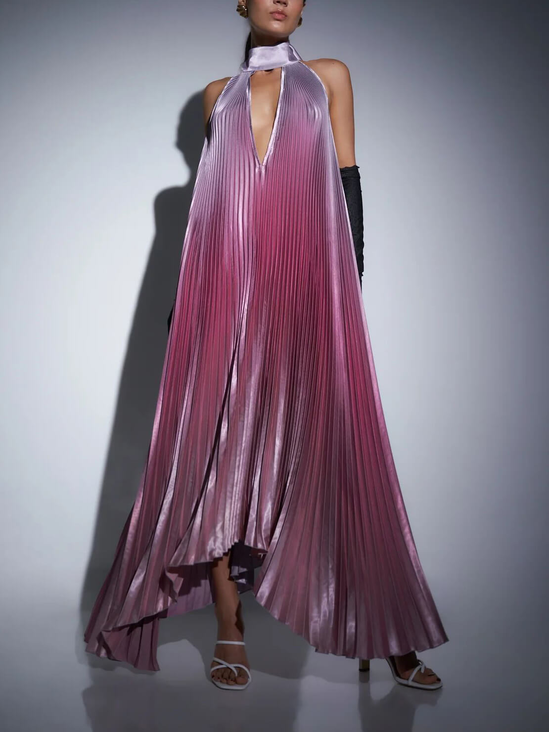 Stilvolles plissiertes Neckholder-Midikleid mit Riemchen und freiem Rücken