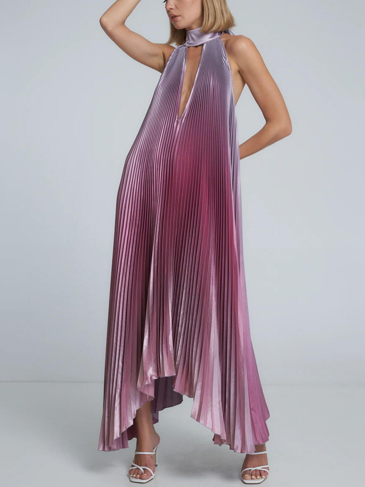 Stilvolles plissiertes Neckholder-Midikleid mit Riemchen und freiem Rücken