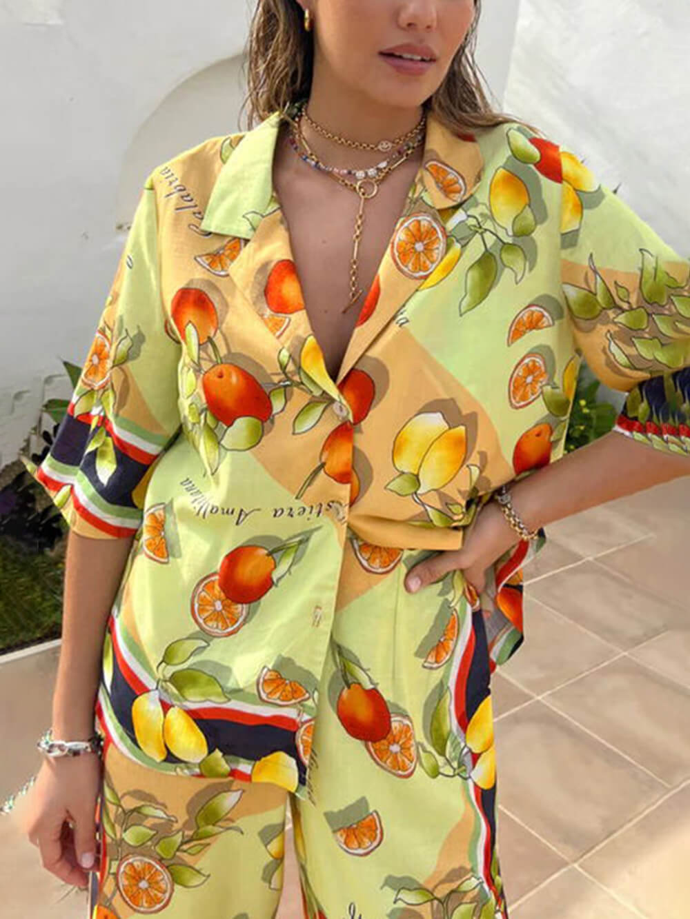 Moderne Hose mit mittelhohem Bund und weitem Bein im Zitronen-Print