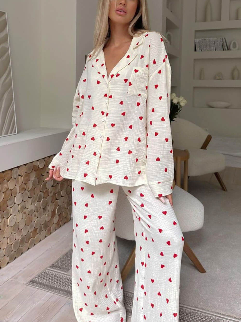 Pyjama-Set mit süßem Button-Down-Hemd mit Herz-Print