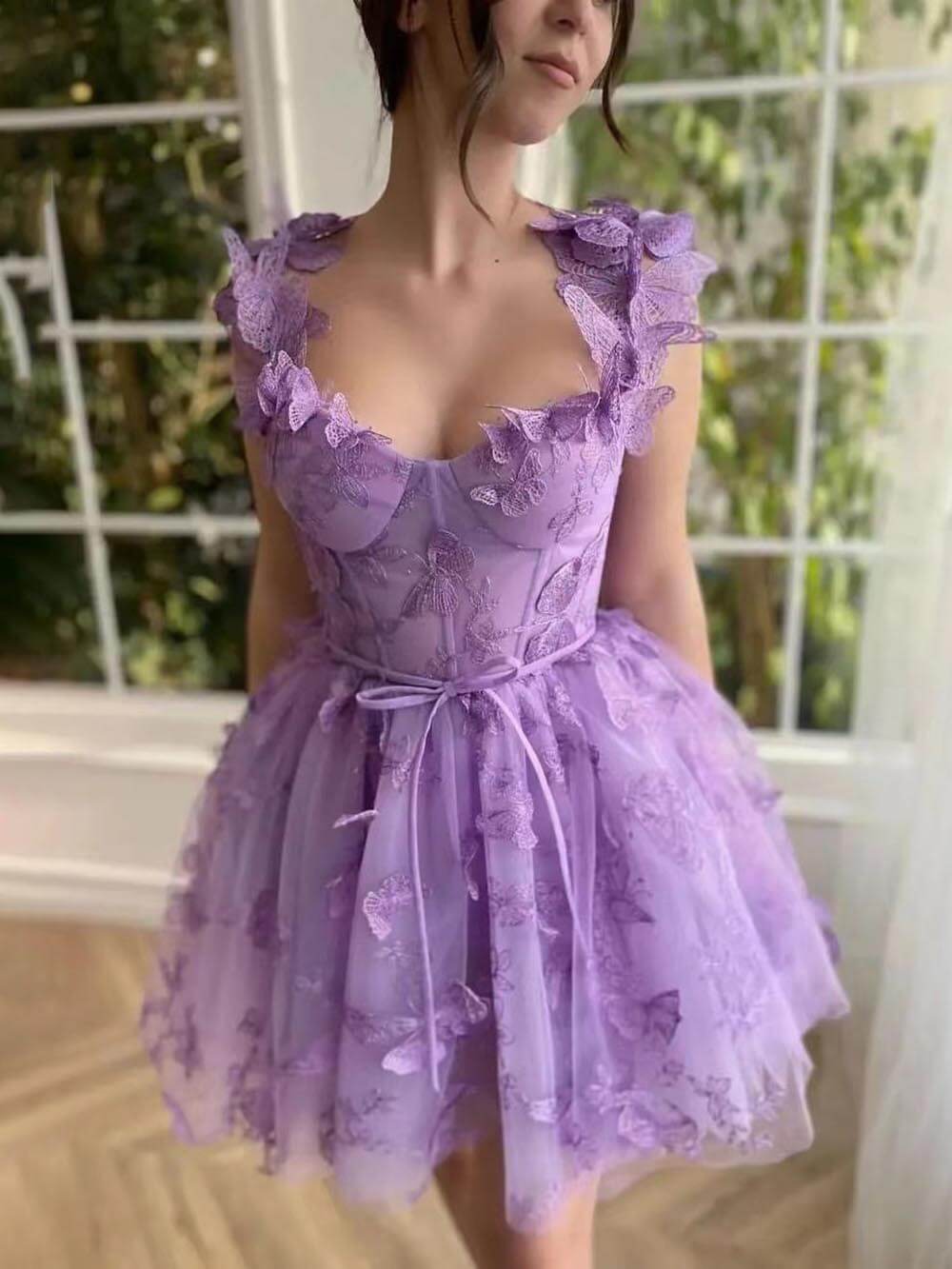 Elegantes Tüll-Minikleid mit Schmetterlings-Spitzenapplikation