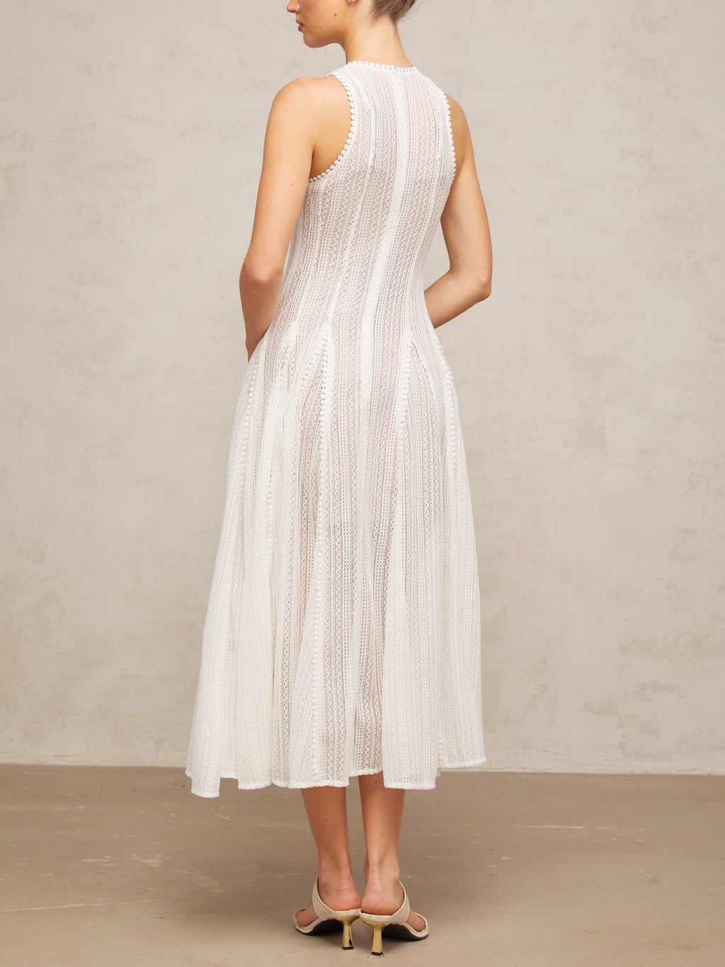 Elegantes, schmales, ärmelloses Swing-Midikleid aus Hohlspitze