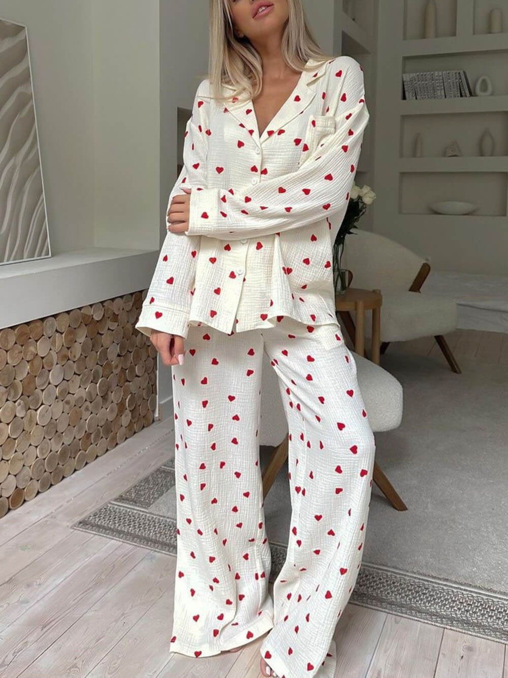 Pyjama-Set mit süßem Button-Down-Hemd mit Herz-Print