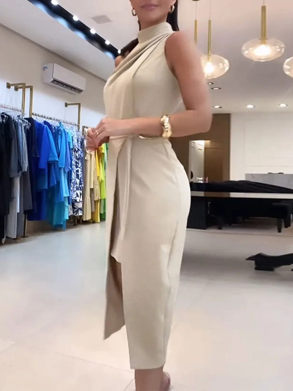 Elegantes, zweiteiliges, mittellanges Kleid mit Stehkragen und Schlitz