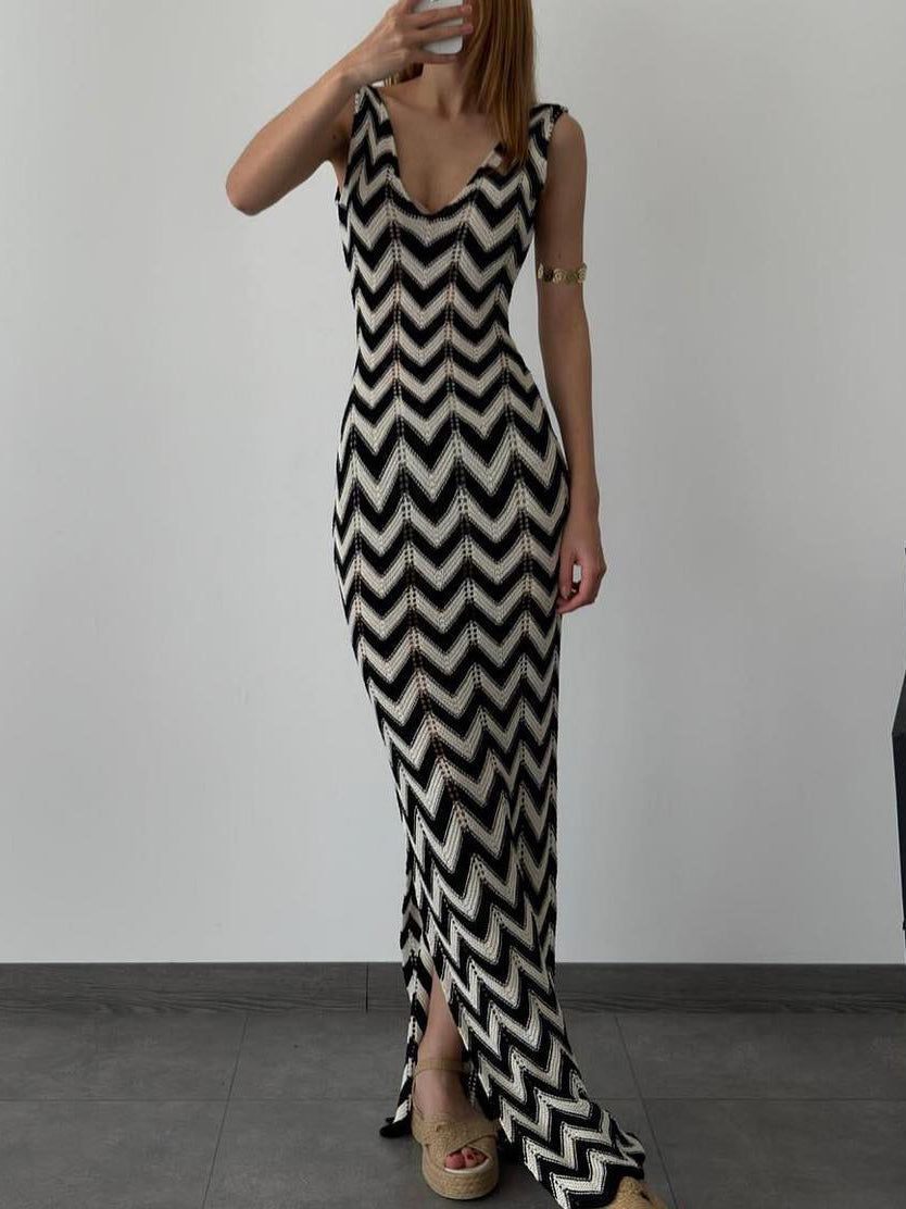 Sommerliches, gestreiftes, gehäkeltes, geschlitztes Maxikleid mit V-Ausschnitt