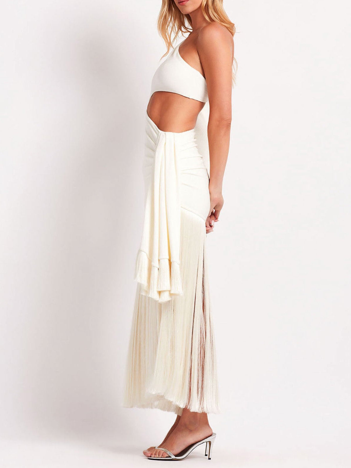 Atemberaubendes Maxikleid mit Cut-out und Fransen