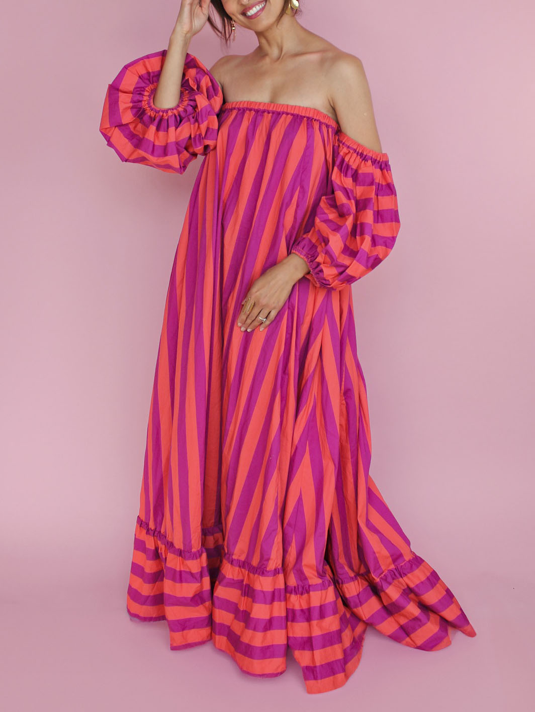 Atemberaubendes, einzigartiges Maxikleid mit Puffärmeln und Streifenmuster