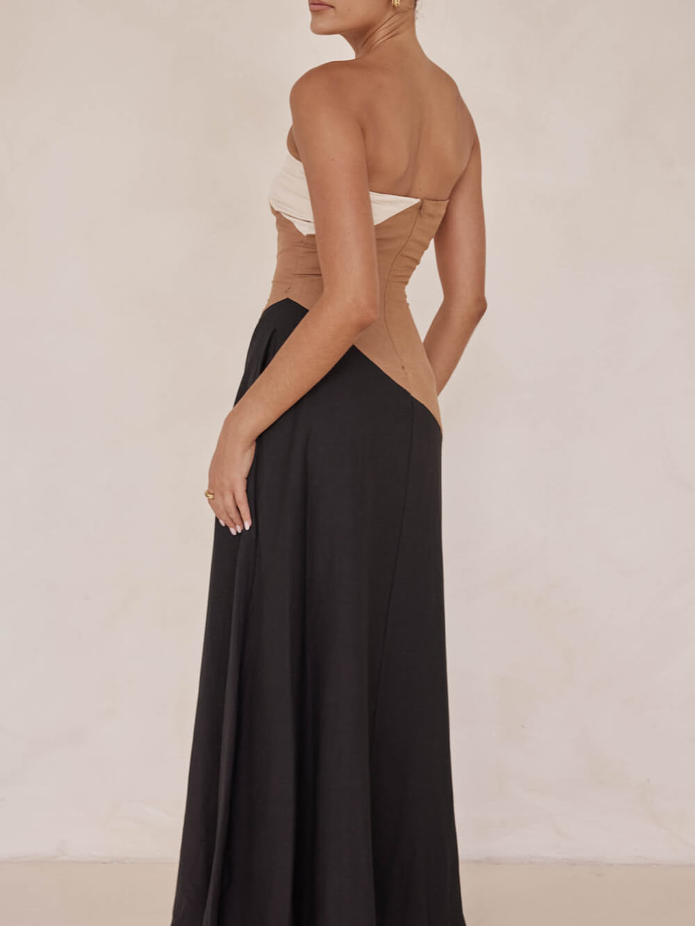 Asymmetrisches Maxikleid mit Farbblockdesign