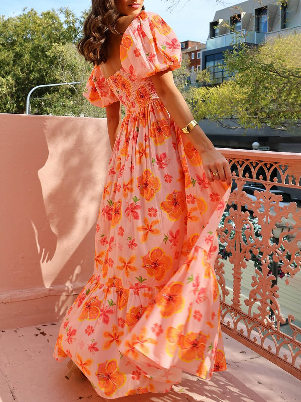 Robe longue à imprimé floral, manches bouffantes, poches smockées dans le dos