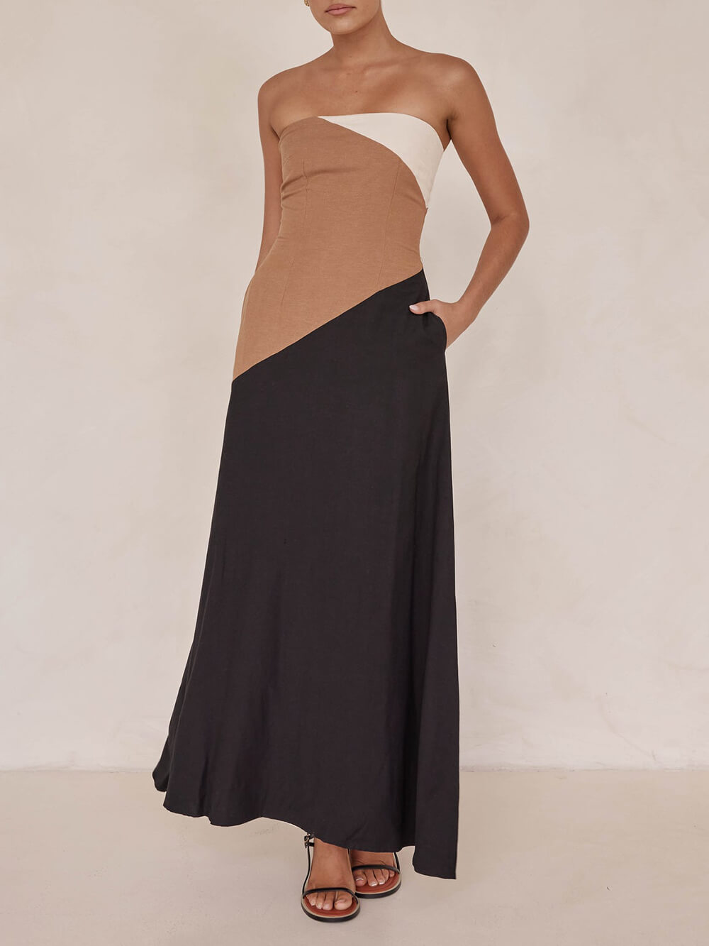 Asymmetrisches Maxikleid mit Farbblockdesign