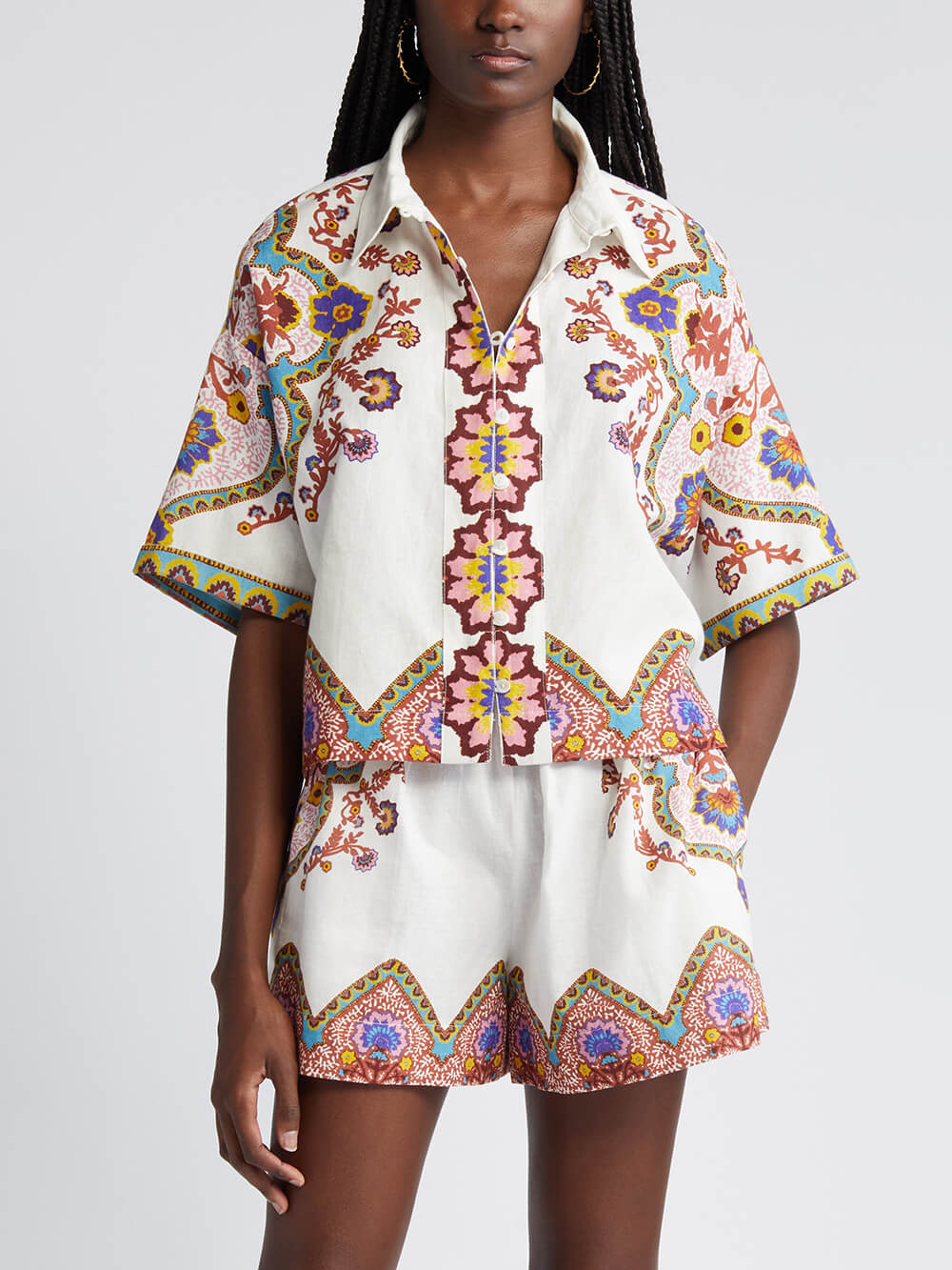 Anzug mit Hemd und Shorts im Ethno-Blumenmuster