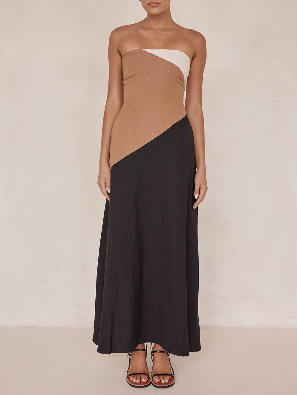 Asymmetrisches Maxikleid mit Farbblockdesign