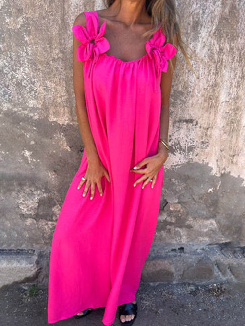 Klassisches, einfarbiges, ärmelloses, lockeres Maxikleid mit Blumenverzierung