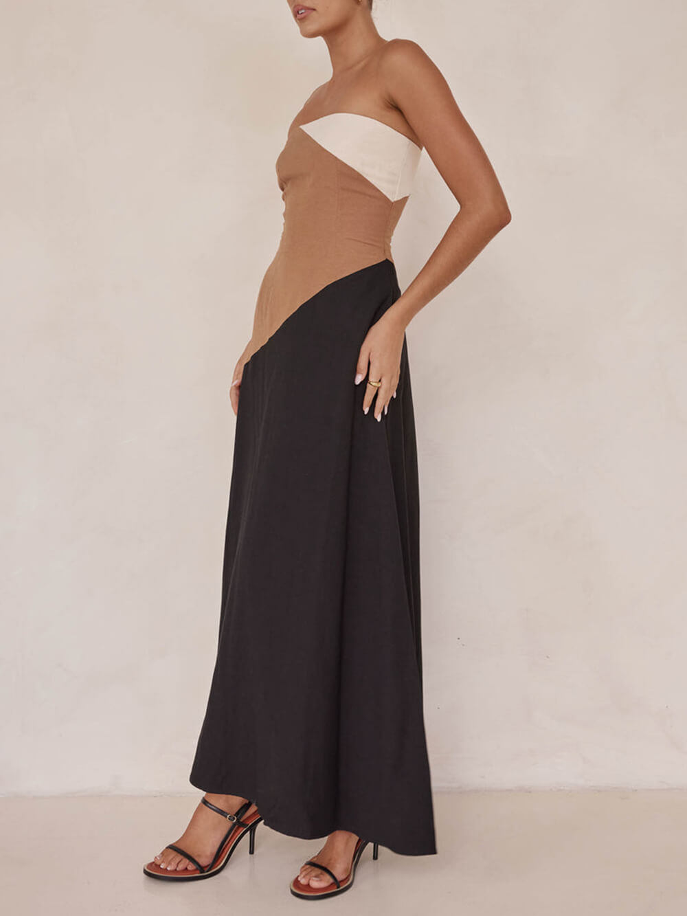 Asymmetrisches Maxikleid mit Farbblockdesign