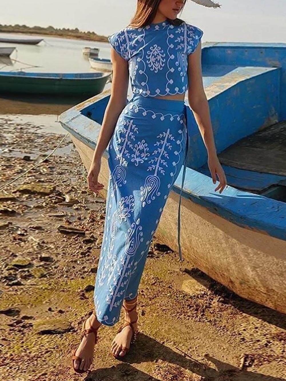 Ensemble haut court à imprimé ethnique et jupe portefeuille mi-longue