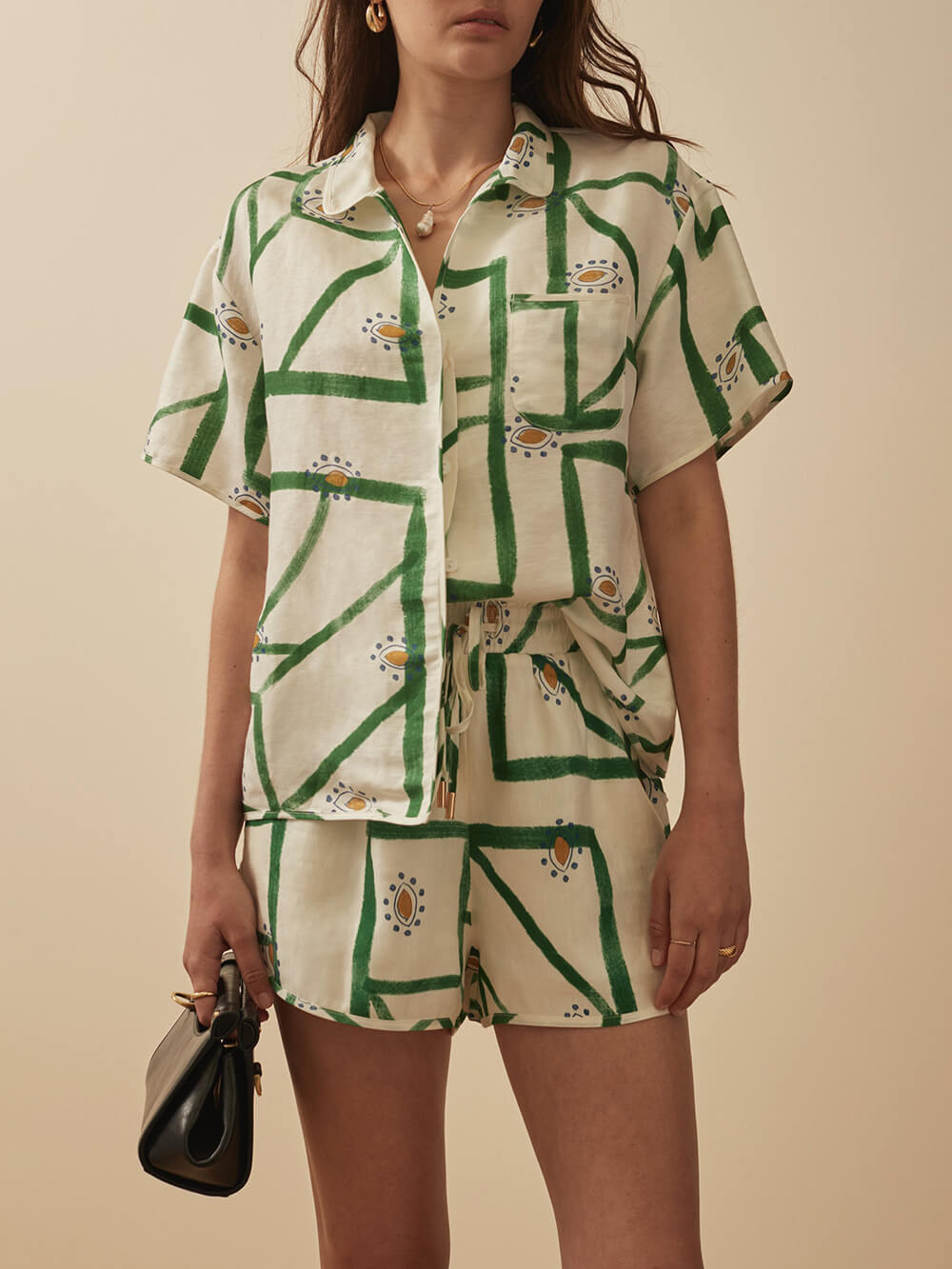 Einzigartiges, lockeres Oberteil-Shorts-Set mit zartem Druck und Knopfleiste