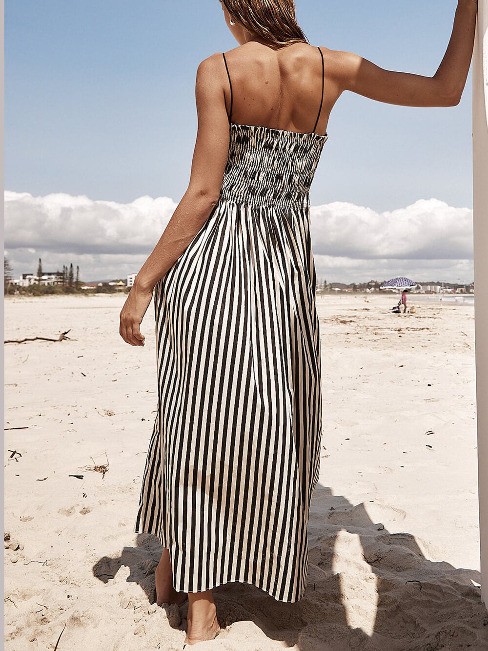 Sophistication – Einzigartiges, gestreiftes, plissiertes Maxikleid