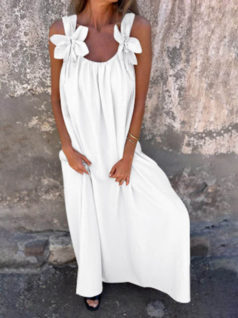 Klassisches, einfarbiges, ärmelloses, lockeres Maxikleid mit Blumenverzierung