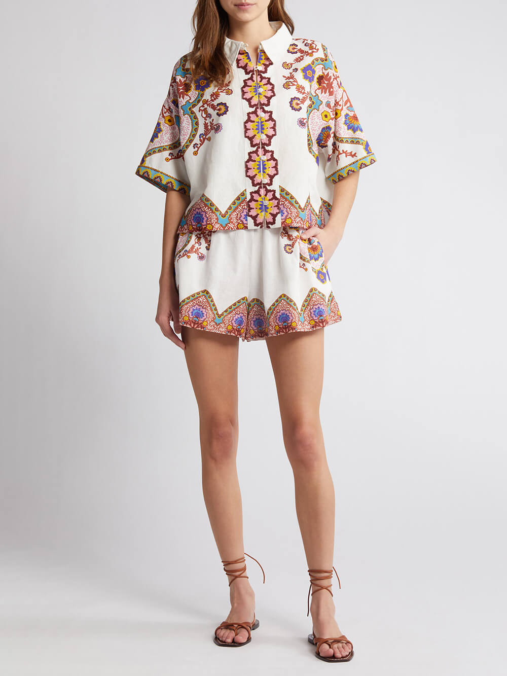 Anzug mit Hemd und Shorts im Ethno-Blumenmuster