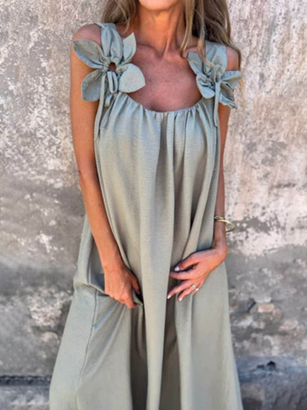 Klassisches, einfarbiges, ärmelloses, lockeres Maxikleid mit Blumenverzierung