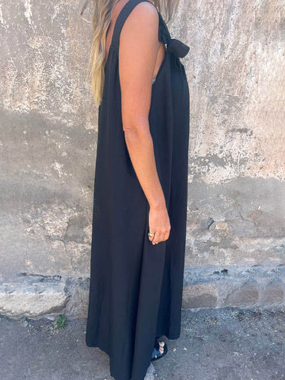 Klassisches, einfarbiges, ärmelloses, lockeres Maxikleid mit Blumenverzierung