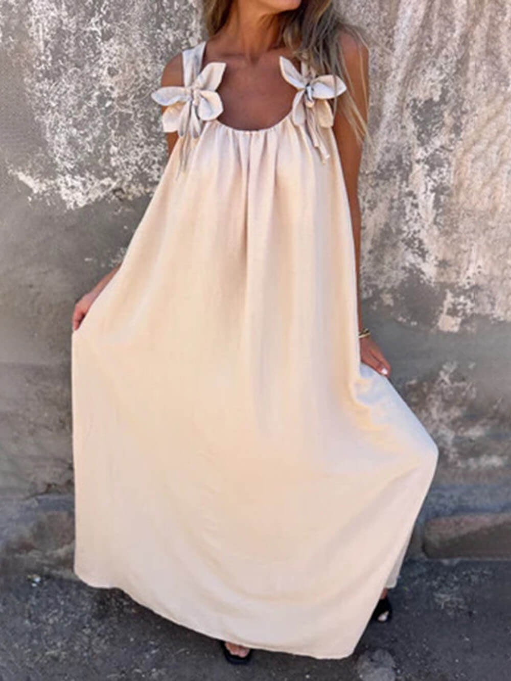 Klassisches, einfarbiges, ärmelloses, lockeres Maxikleid mit Blumenverzierung