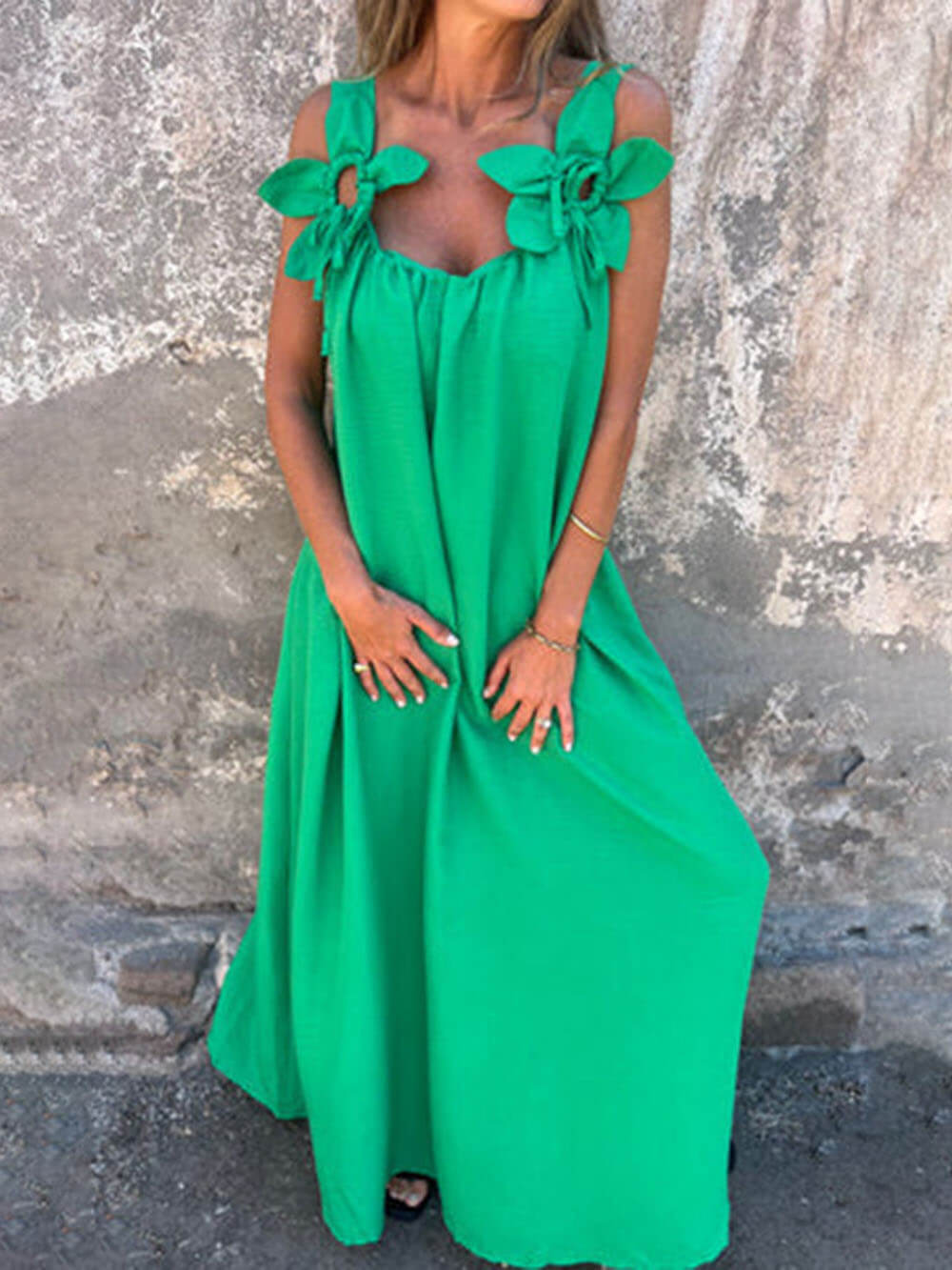 Klassisches, einfarbiges, ärmelloses, lockeres Maxikleid mit Blumenverzierung