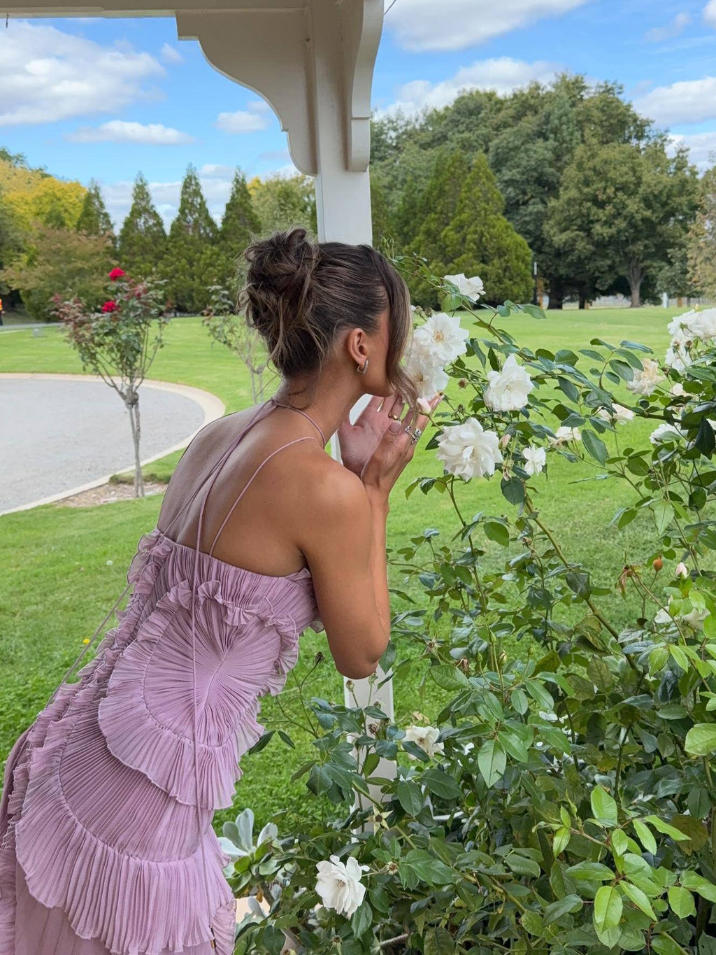 Robe dos nu plissée à col licou